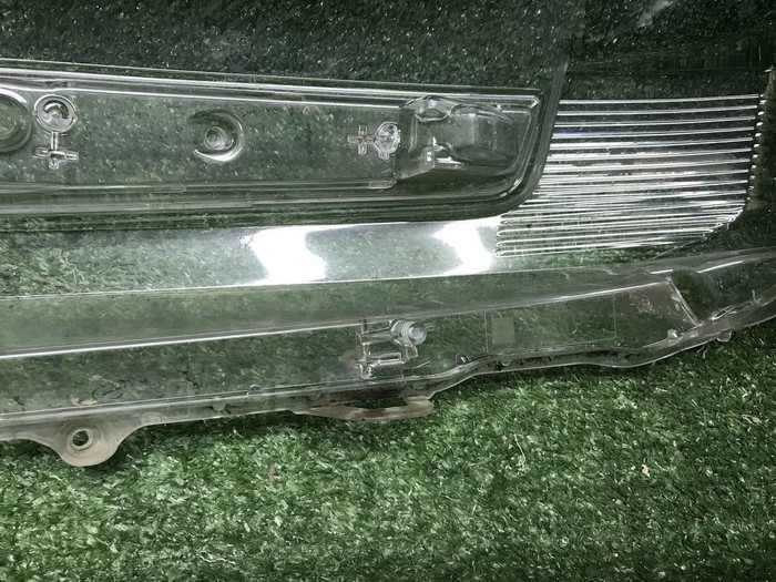 Стекло фары правое Toyota Land Cruiser 200 (15-21)