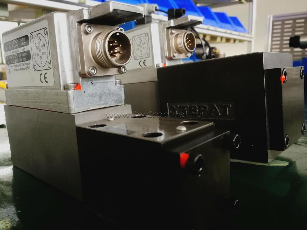 4WRPEH10C4B50L-2X/G24K0/A1M - Сервораспределитель Ду10 с обратной связью по положению золотника и встроенным усилителем (OBE), номинальный расход 50 л/мин, характеристика L - линейная, схема C4, сигнал управления A1 = ±10 V