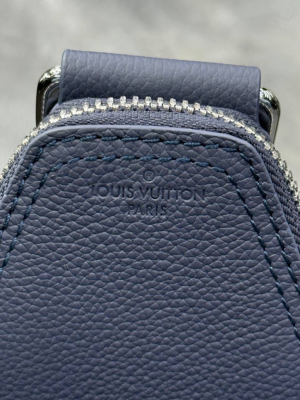 Нагрудная сумка-слинг Louis Vuitton Avenue