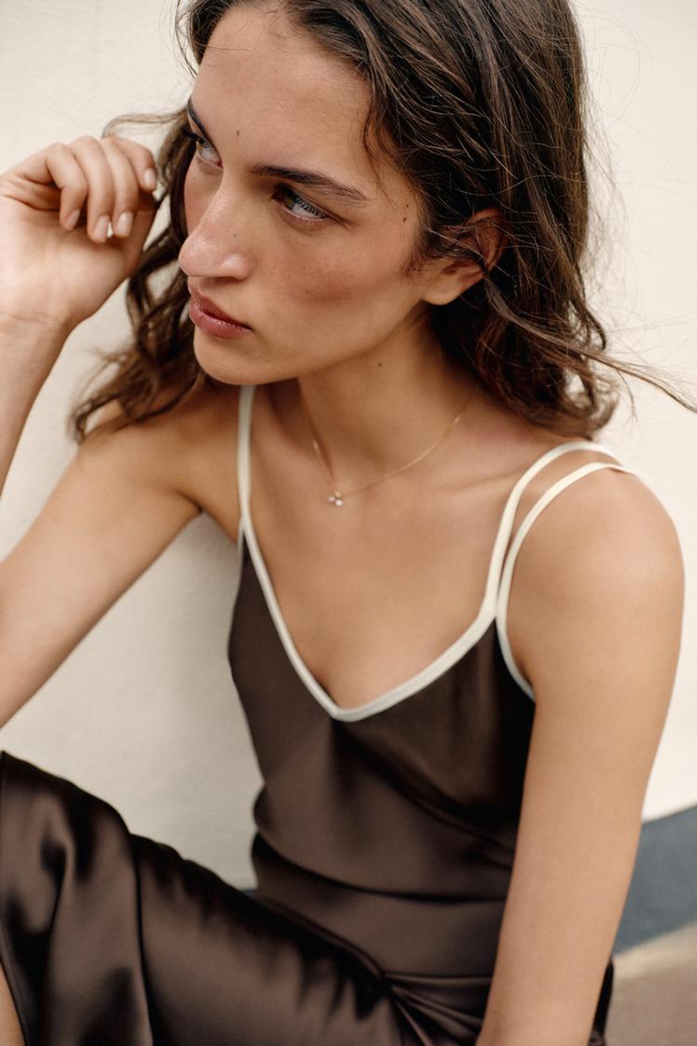 ZARA АТЛАСНОЕ ПЛАТЬЕ МИДИ С КОНТРАСТНОЙ ОТДЕЛКОЙ, КОРИЧНЕВЫЙ