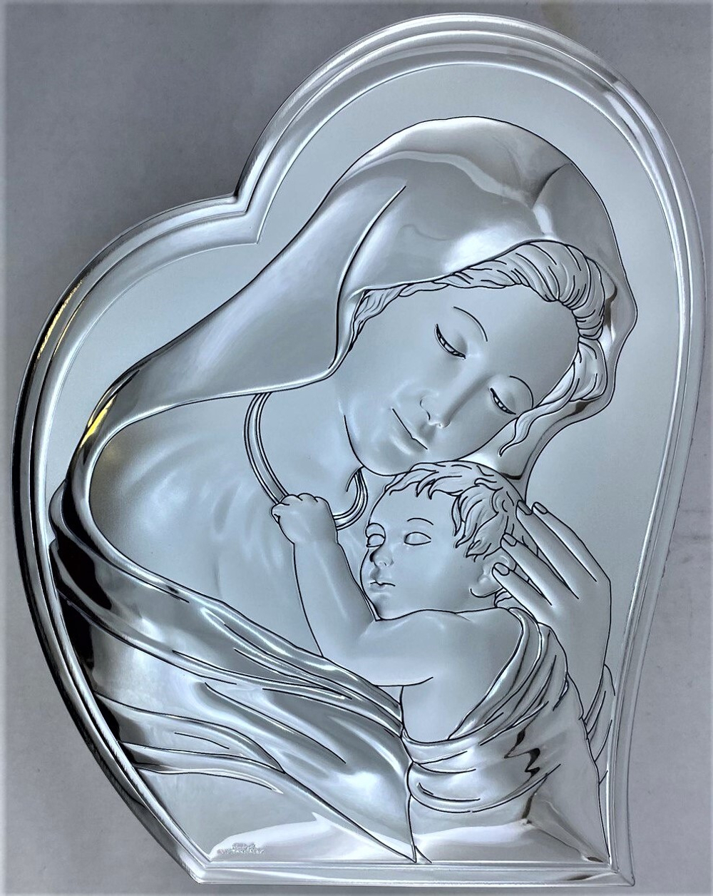 Мария с младенцем, панно в форме сердца, красное дерево 120х150