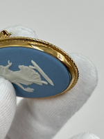 Брошь Wedgwood голубая