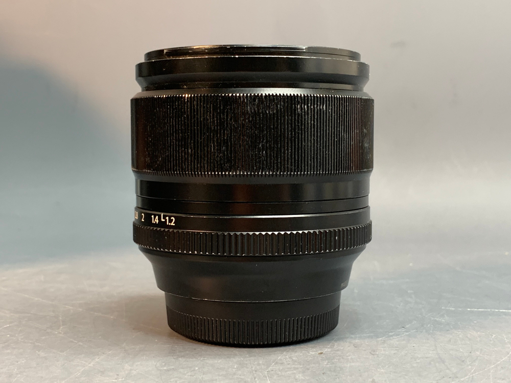 Fujinon SUPER EBC XF 56mm 1:1.2 R царапина на передней линзе