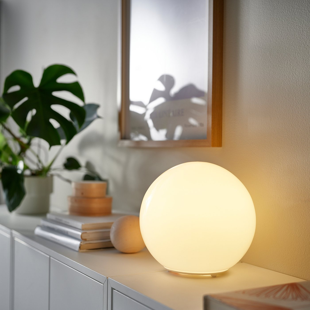 IKEA KAJPLATS  (ИКЕА КАЙПЛАТС)  -  Лампа светодиодная E27 470 люмен - смарт белый спектр/шар/матовая белая