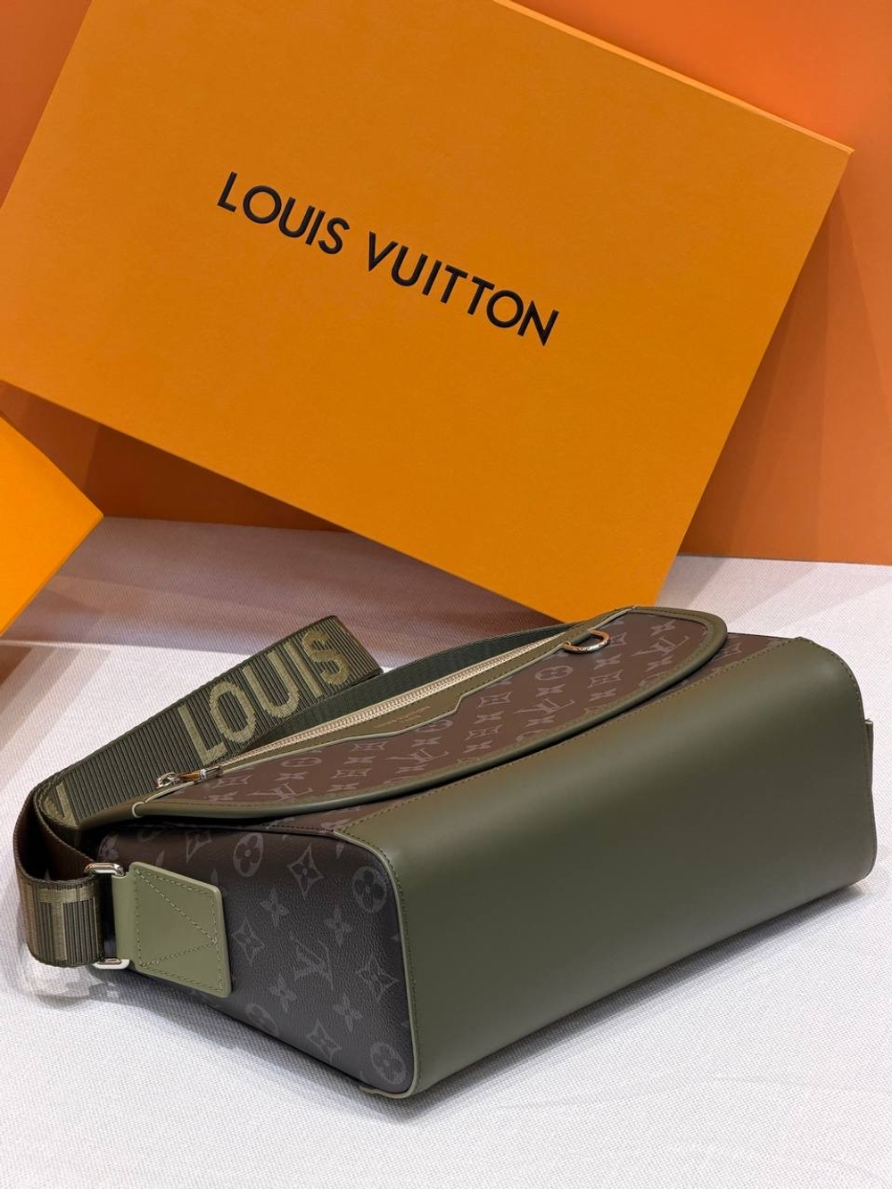 Сумка через плечо/мессенджер Louis Vuitton Courrier
