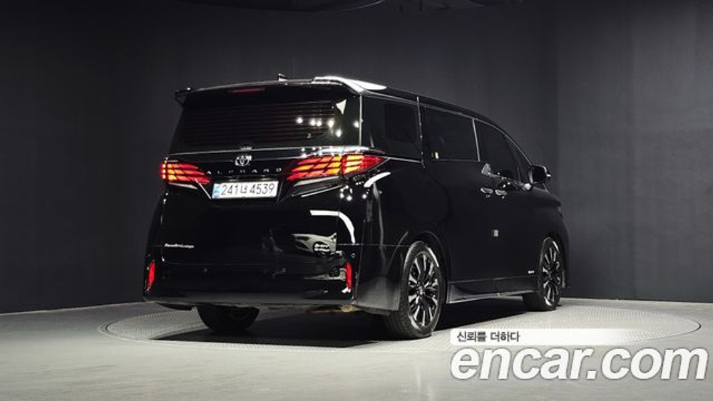Toyota Alphard 2.5 HEV Executive AWD — 2024
