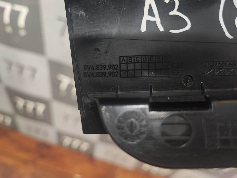 Накладка двери задней правой Audi A3 (8V) 12-20 Б/У Оригинал 8V4839902B