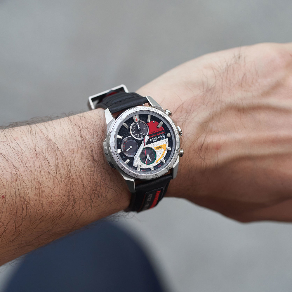 Японские наручные часы Casio Edifice EQW-A2000HR-1AER