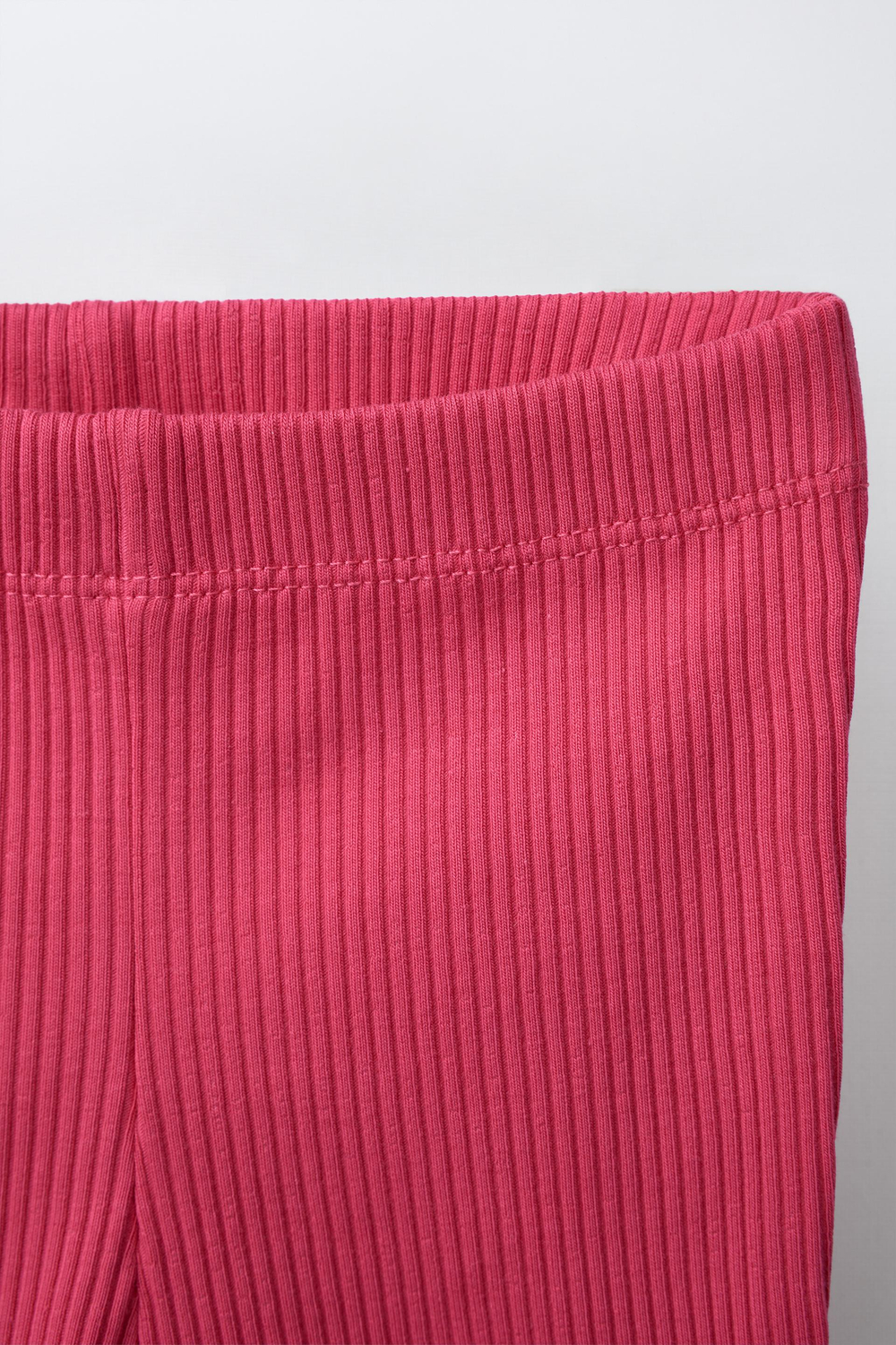 ZARA КОМПЛЕКТ ИЗ ФУТБОЛКИ И ВЕЛОСИПЕДНЫХ ЛЕГИНСОВ В РУБЧИК, КЛУБНИЧНЫЙ