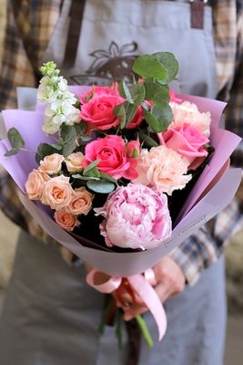 Букет №7 (пионы, кустовые розы, эвкалипт, гвоздики, маттиола)