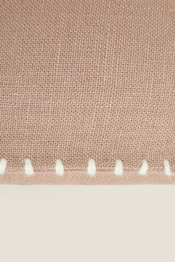 ZARA HOME ОДНОТОННЫЙ ЛЬНЯНОЙ ЧЕХОЛ ДЛЯ ДЕКОРАТИВНОЙ ПОДУШКИ С КОНТРАСТНОЙ СТРОЧКОЙ, КОРИЧНЕВЫЙ