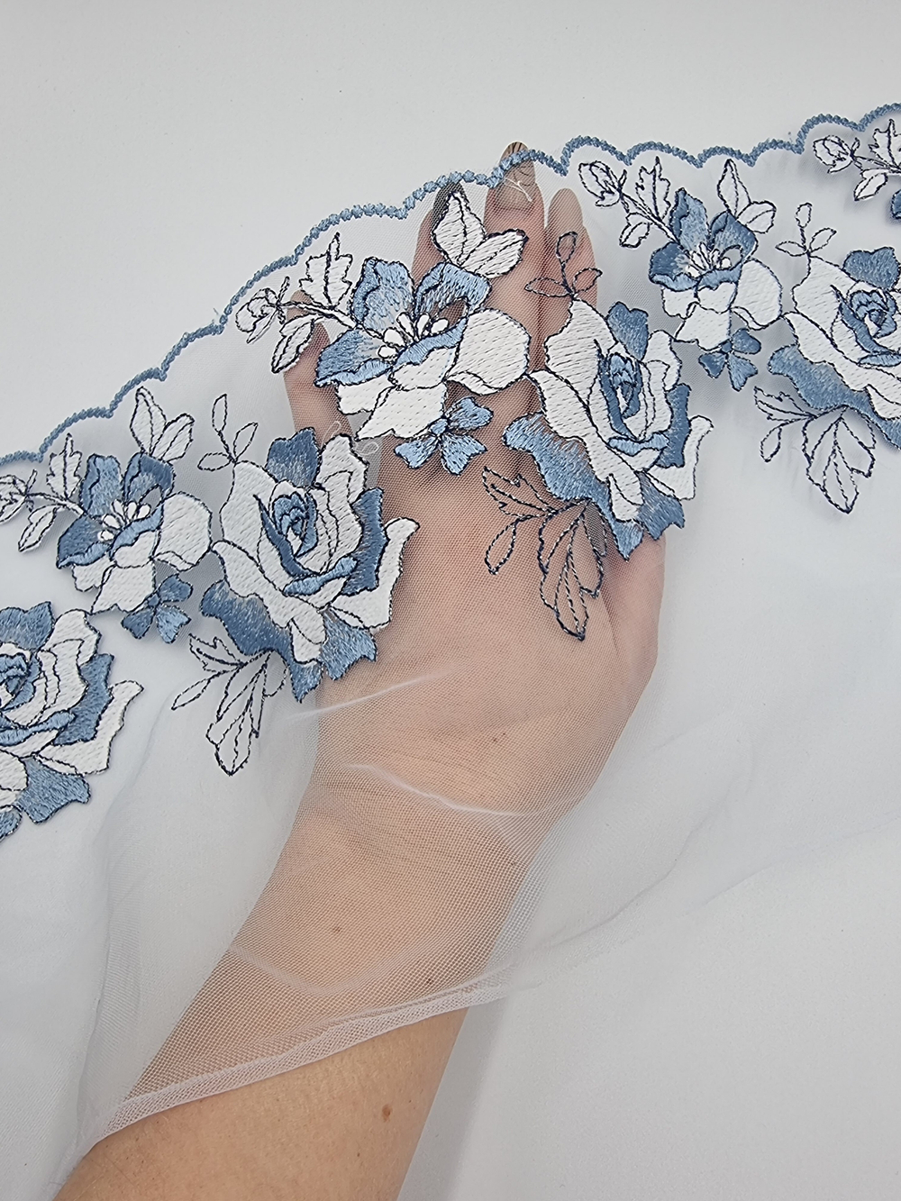 Вышивка на сетке голубой/серебро К790 левая 21 см
