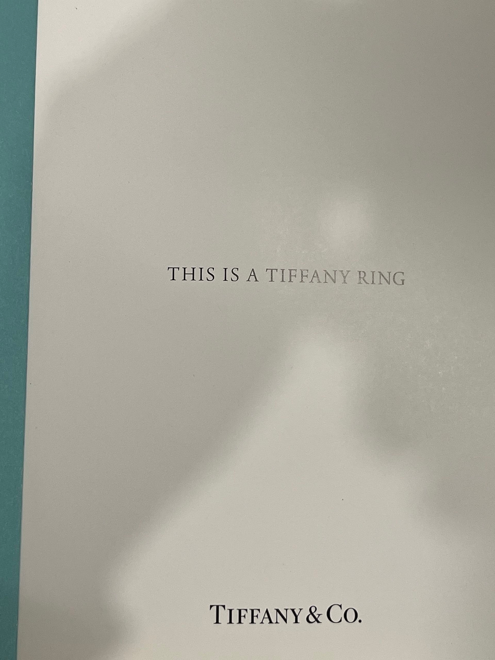 книга " This Is a Tiffany Ring (Каталог свадебных и помолвочных ювелирных украшений) от легендарного ювелирного дома Tiffany & Co."