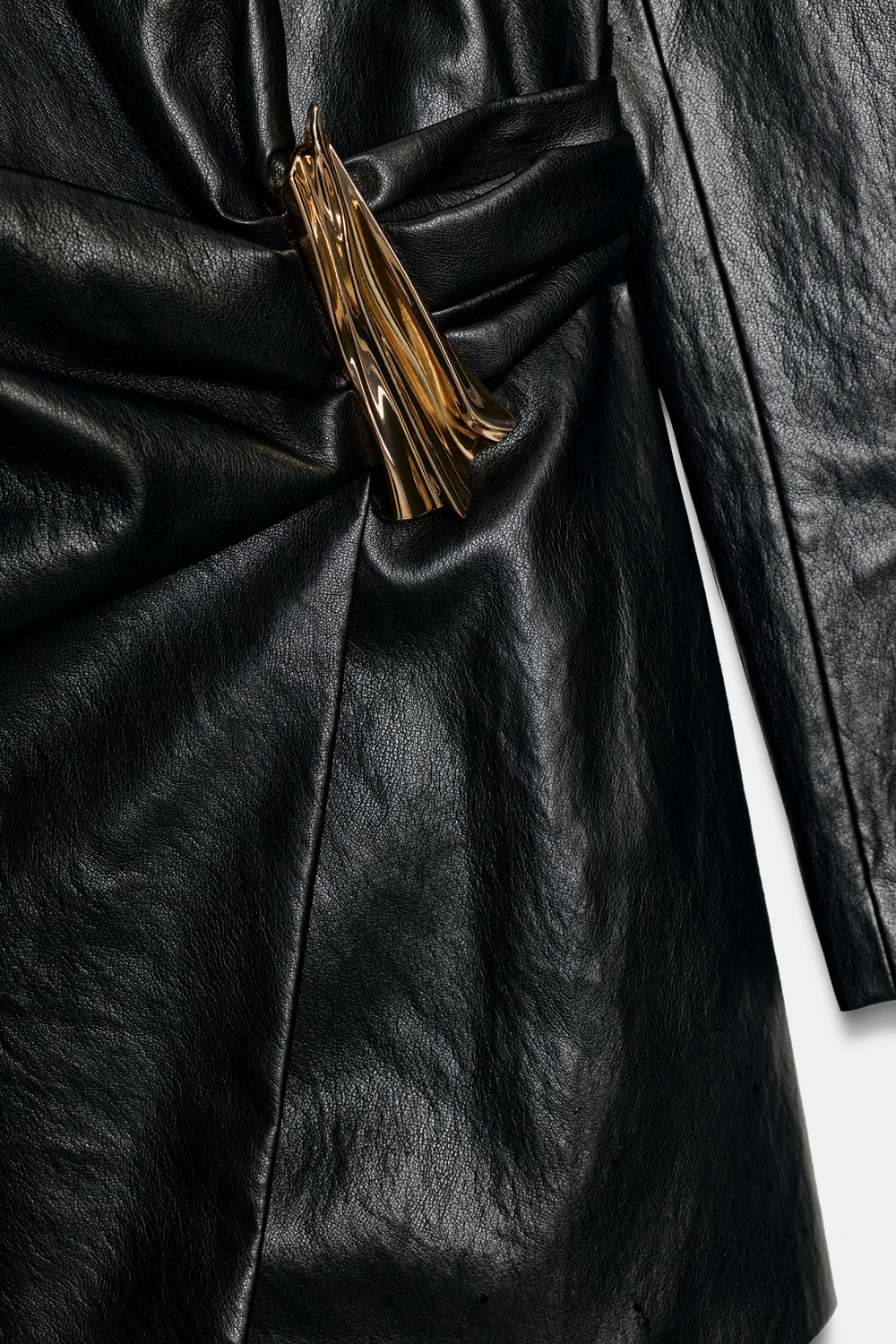 ПЛАТЬЕ ИЗ ИСКУССТВЕННОЙ КОЖИ С ЗОЛОТИСТОЙ ДЕТАЛЬЮ — ZARA