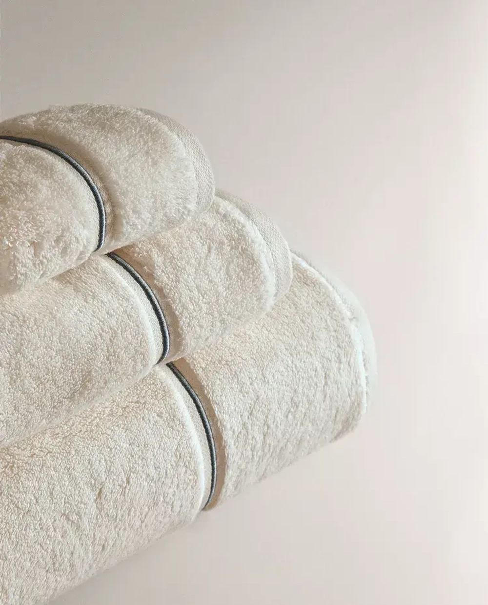 ZARA HOME ПОЛОТЕНЦЕ С ВЫШИТОЙ КАЙМОЙ, СИНИЙ