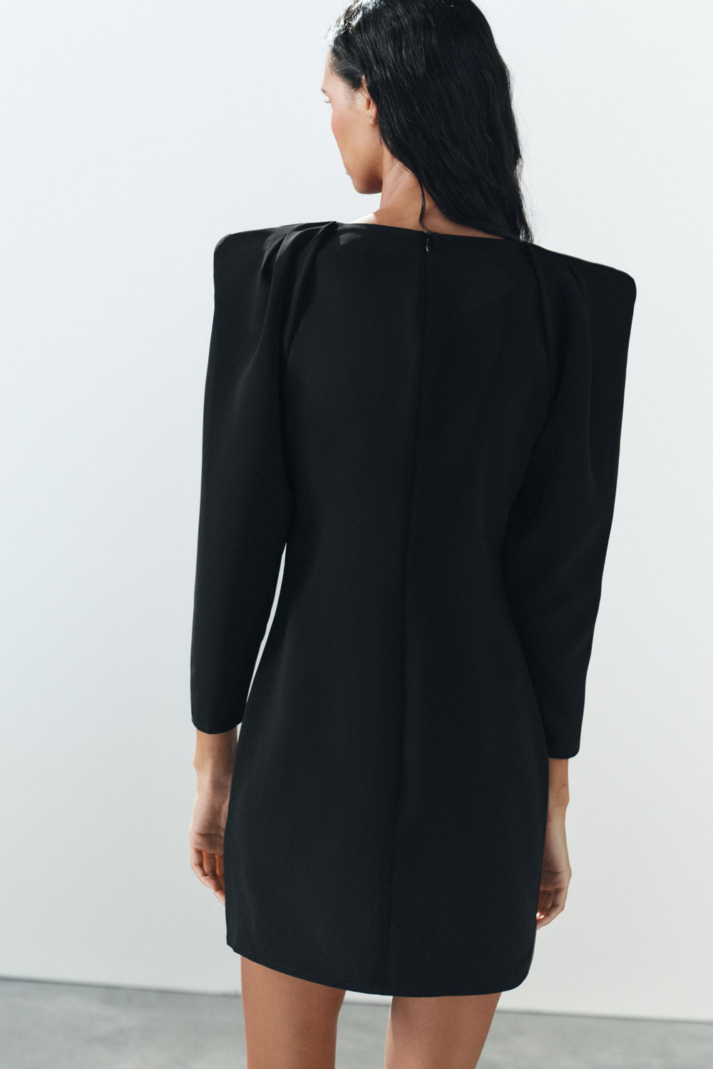 МИНИ-ПЛАТЬЕ С ПОДПЛЕЧНИКАМИ — ZARA
