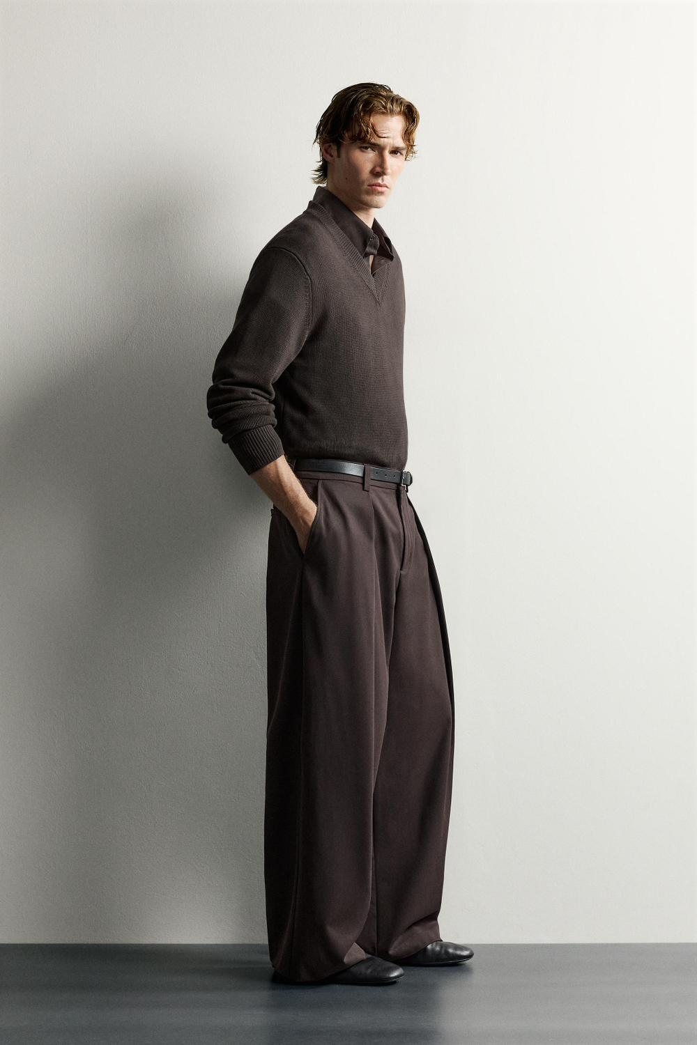 БРЮКИ RELAXED FIT СО СКЛАДКАМИ — ZARA · 6861/616