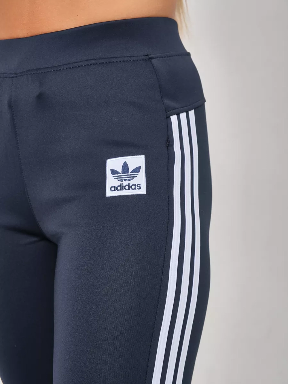 костюм спортивный на молнии Adidas с брюками и толстовка