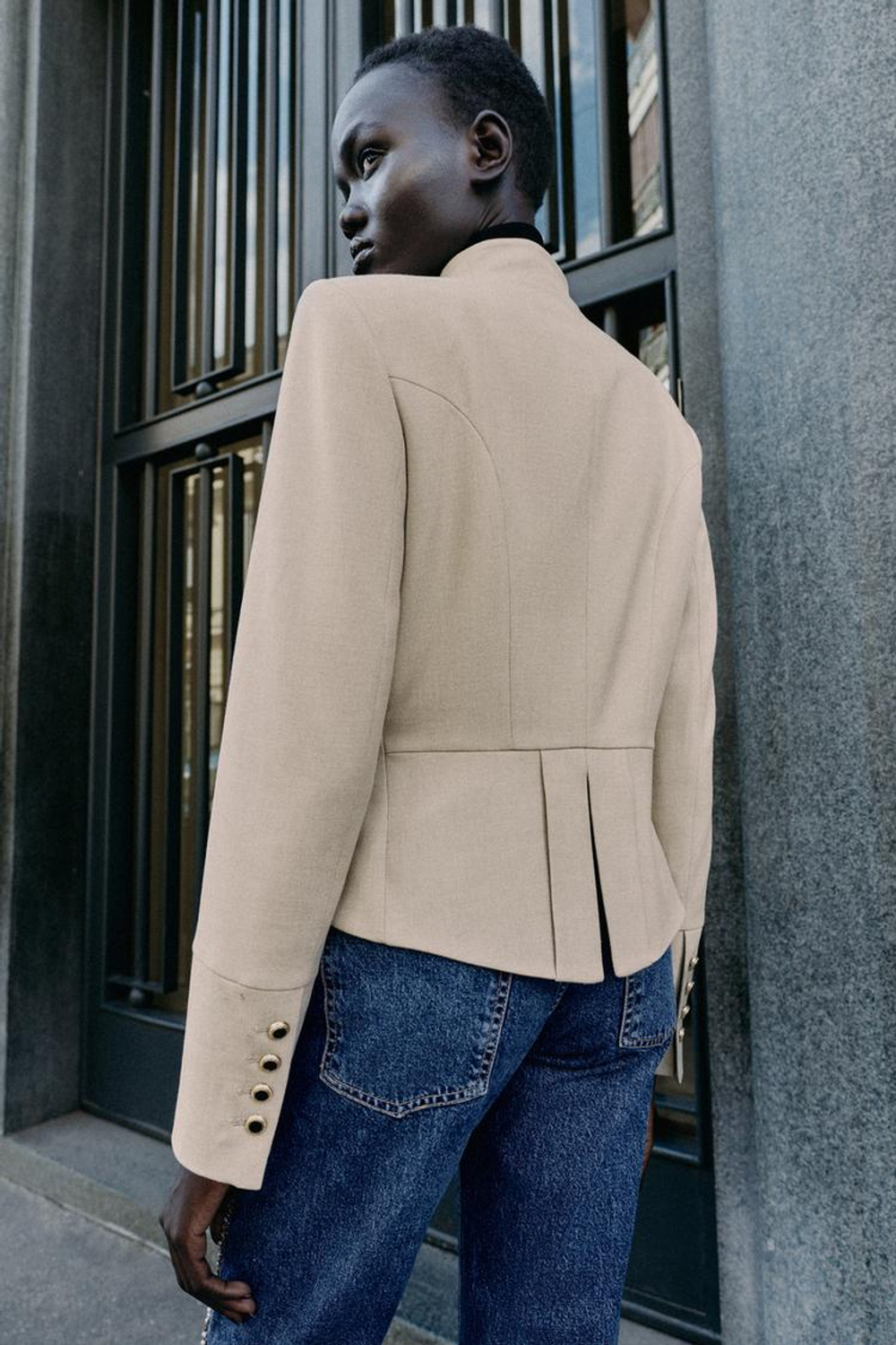 ZARA ПРИТАЛЕННЫЙ БЛЕЙЗЕР С ПУГОВИЦАМИ НА ЛАЦКАНЕ, ПЕСОЧНЫЙ