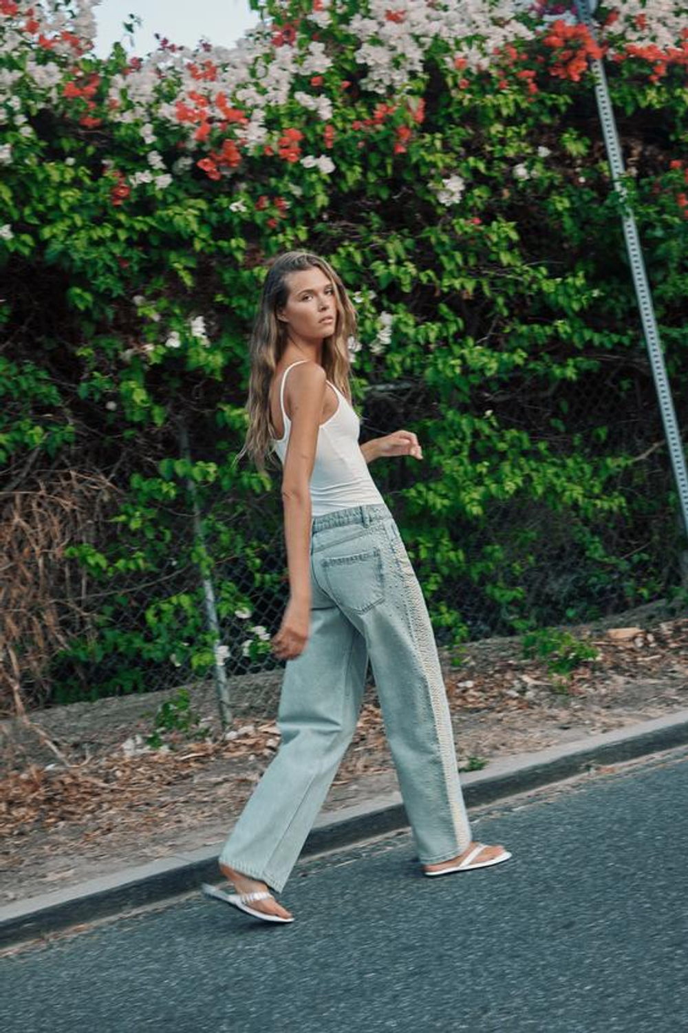 ZARA ДЖИНСЫ Z1975 STRAIGHT СО СРЕДНЕЙ ПОСАДКОЙ И ЗАКЛЕПКАМИ, ГОЛУБОЙ