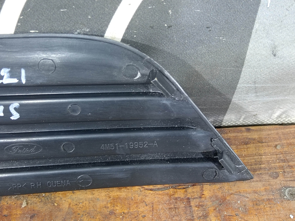 Накладка ПТФ передняя правая Ford Focus 2 05-08 Б/У Оригинал 1337347