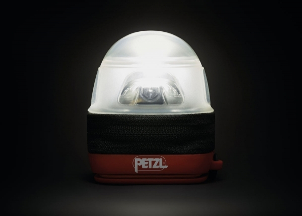 Кейс для налобных фонарей Petzl, который рассеивает свет в режиме кемпинговой лампы