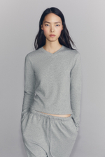ФУТБОЛКА С V-ОБРАЗНЫМ ВЫРЕЗОМ — ZARA