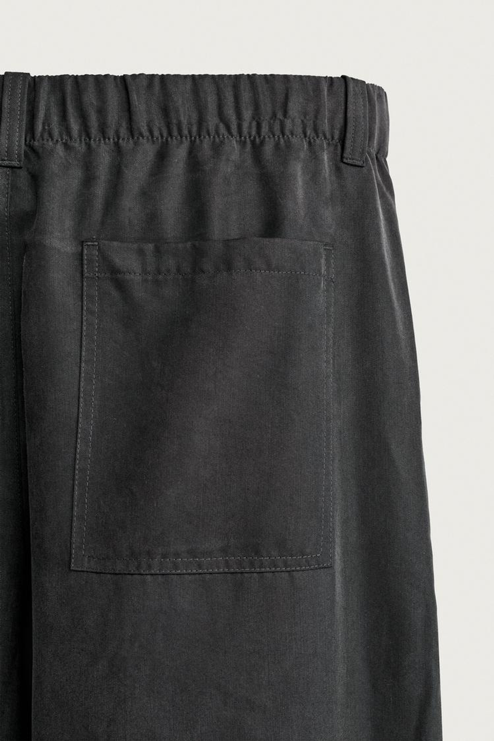 ZARA БРЮКИ СВОБОДНОГО КРОЯ ИЗ СТРУЯЩЕЙСЯ ТКАНИ, ТЕМНО-СЕРЫЙ