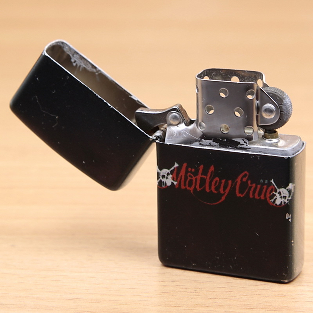 Зажигалка сувенирная Motley Crue надпись (шелкография)