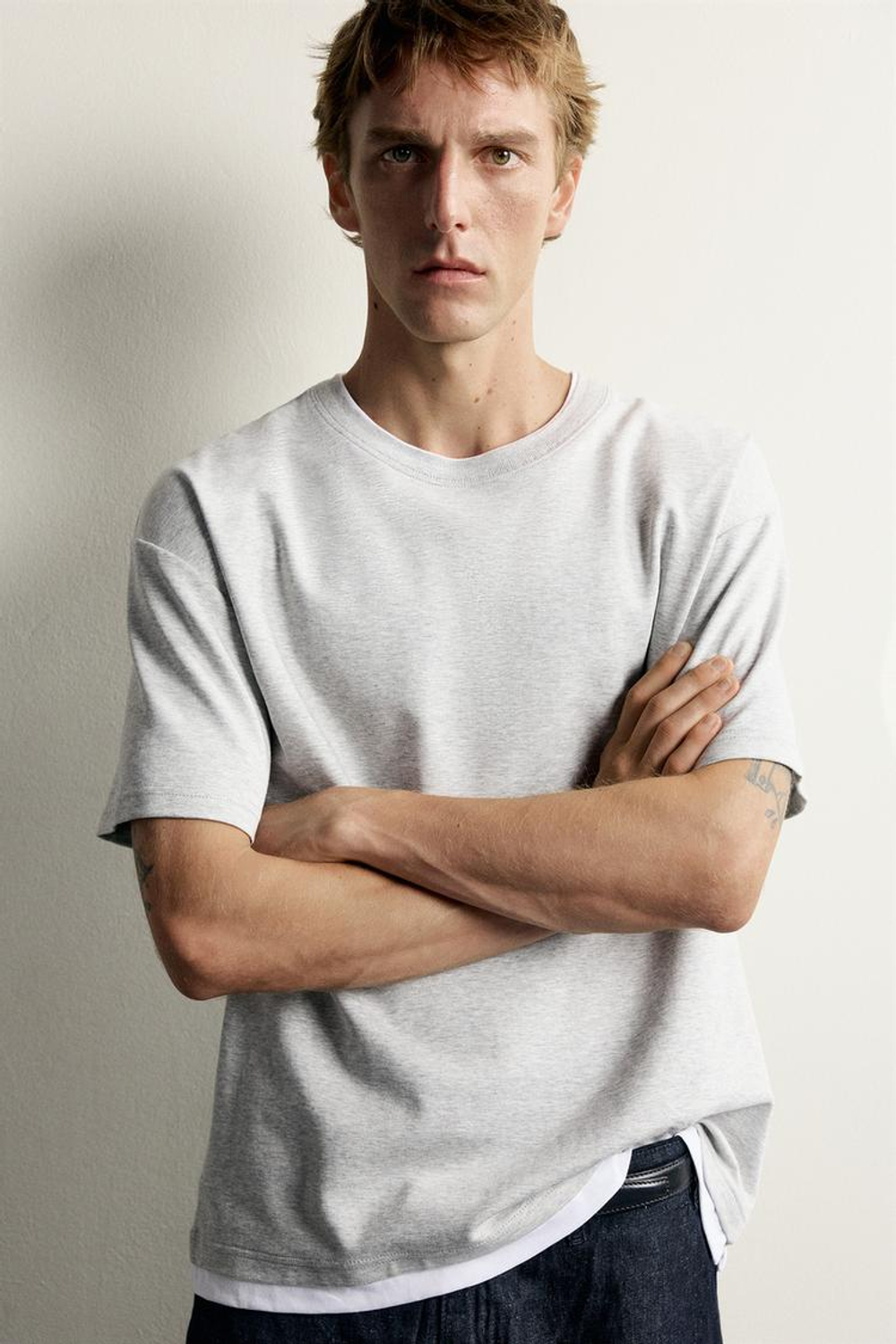 ZARA ФУТБОЛКА RELAXED FIT С КОНТРАСТНЫМИ ДЕТАЛЯМИ, СЕРЫЙ МЕЛАНЖ
