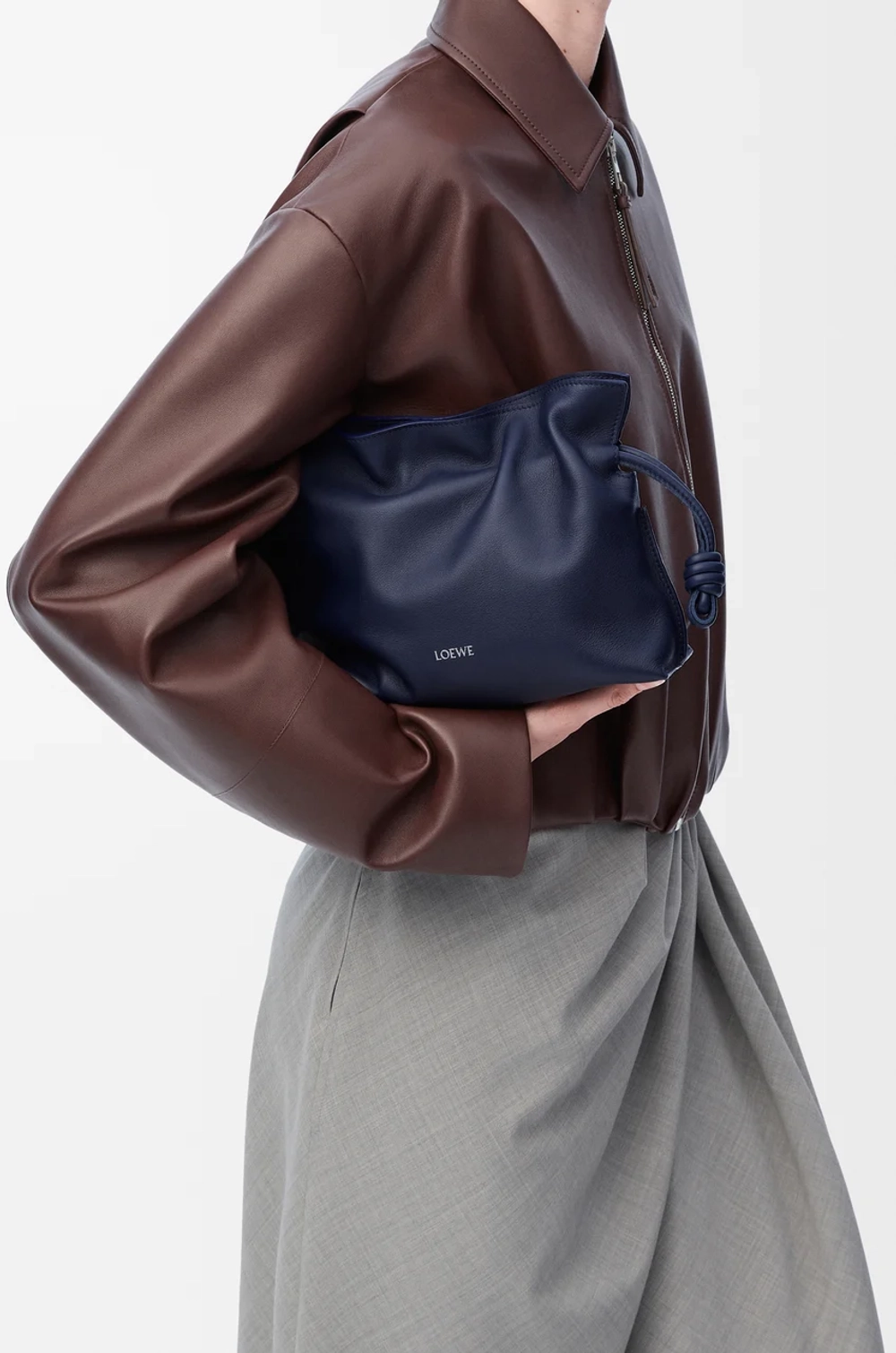 Loewe Мини-клатч Flamenco из телячьей кожи наппа, темно-синий