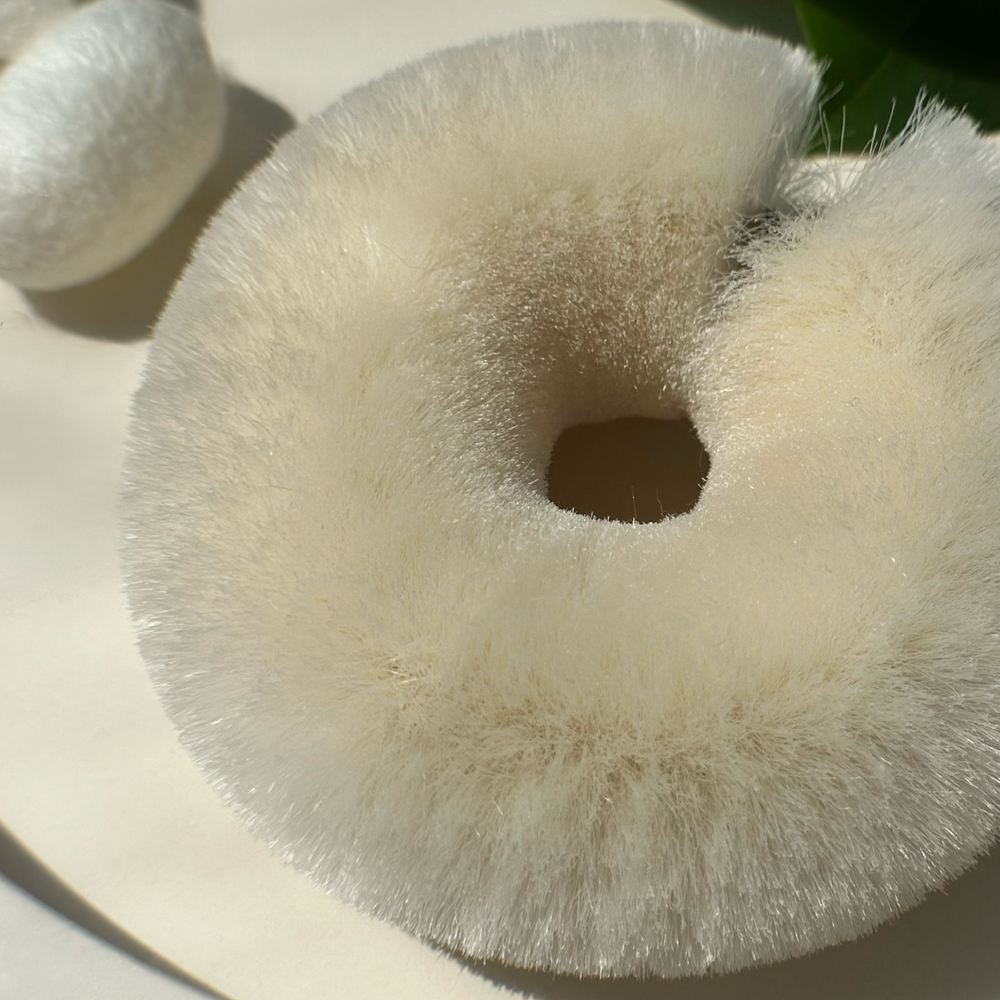 Шелковая щетка для сухого массажа лица, шеи и зоны декольте Tomioka Silk Brush Dry Type