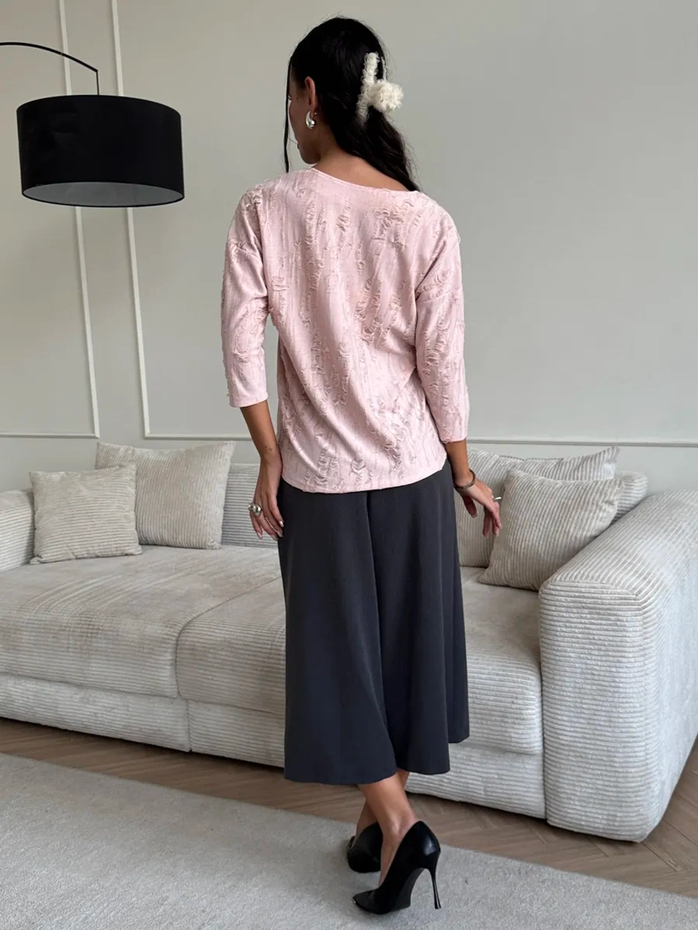 Розовая женская блузка из фактурного трикотажа с рукавом 3/4