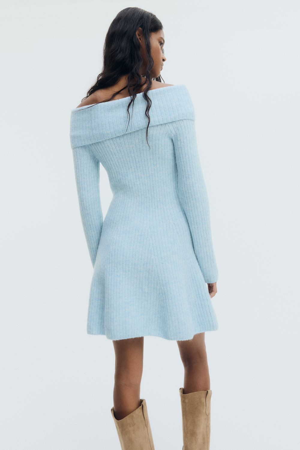 Платье вязки в резинку с открытыми плечами — короткая модель - H&M