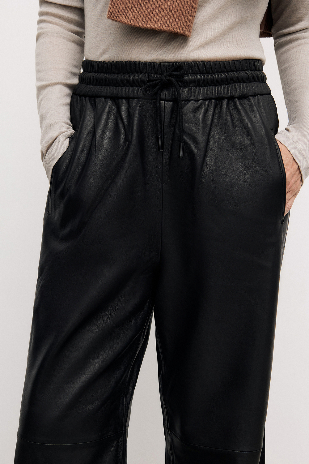 Trousers with elastic band black color