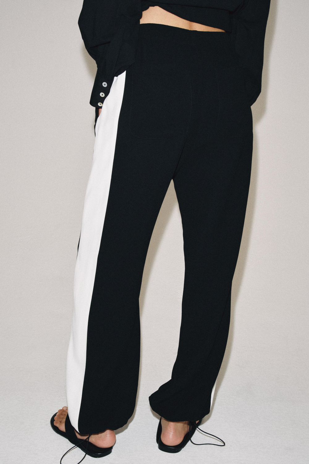 БРЮКИ-ДЖОГГЕРЫ С ПОЛОСАМИ ПО БОКАМ — ZW COLLECTION — ZARA