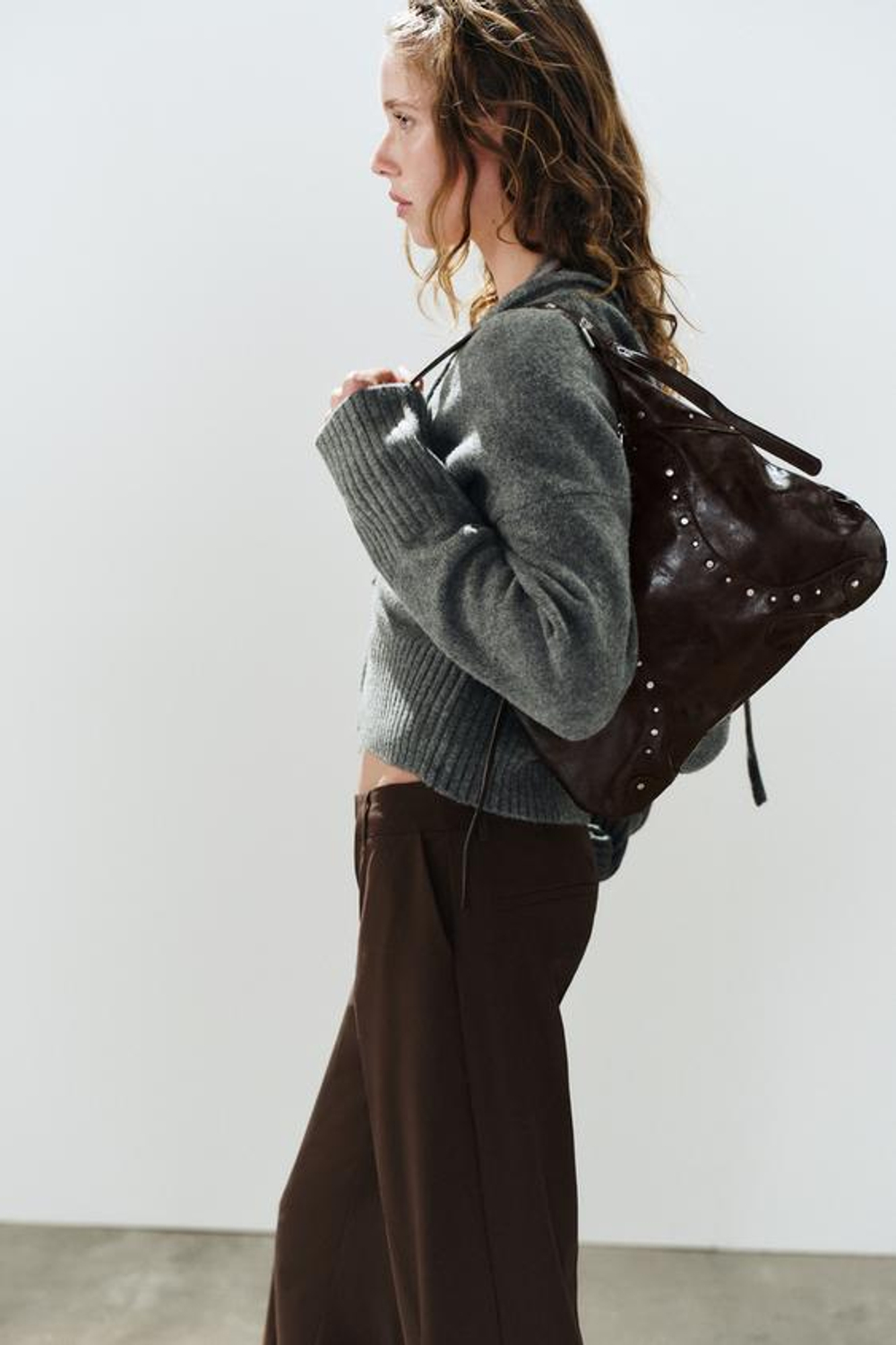 ZARA ПЛЕЧЕВАЯ СУМКА С ЗАКЛЕПКАМИ, ШОКОЛАДНЫЙ