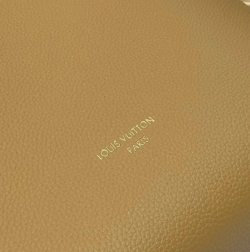 Бежевая сумка Louis Vuitton Multipass