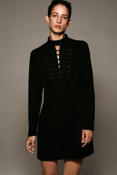 Короткое приталенное платье из габардина с декоративными пуговицами - H&M