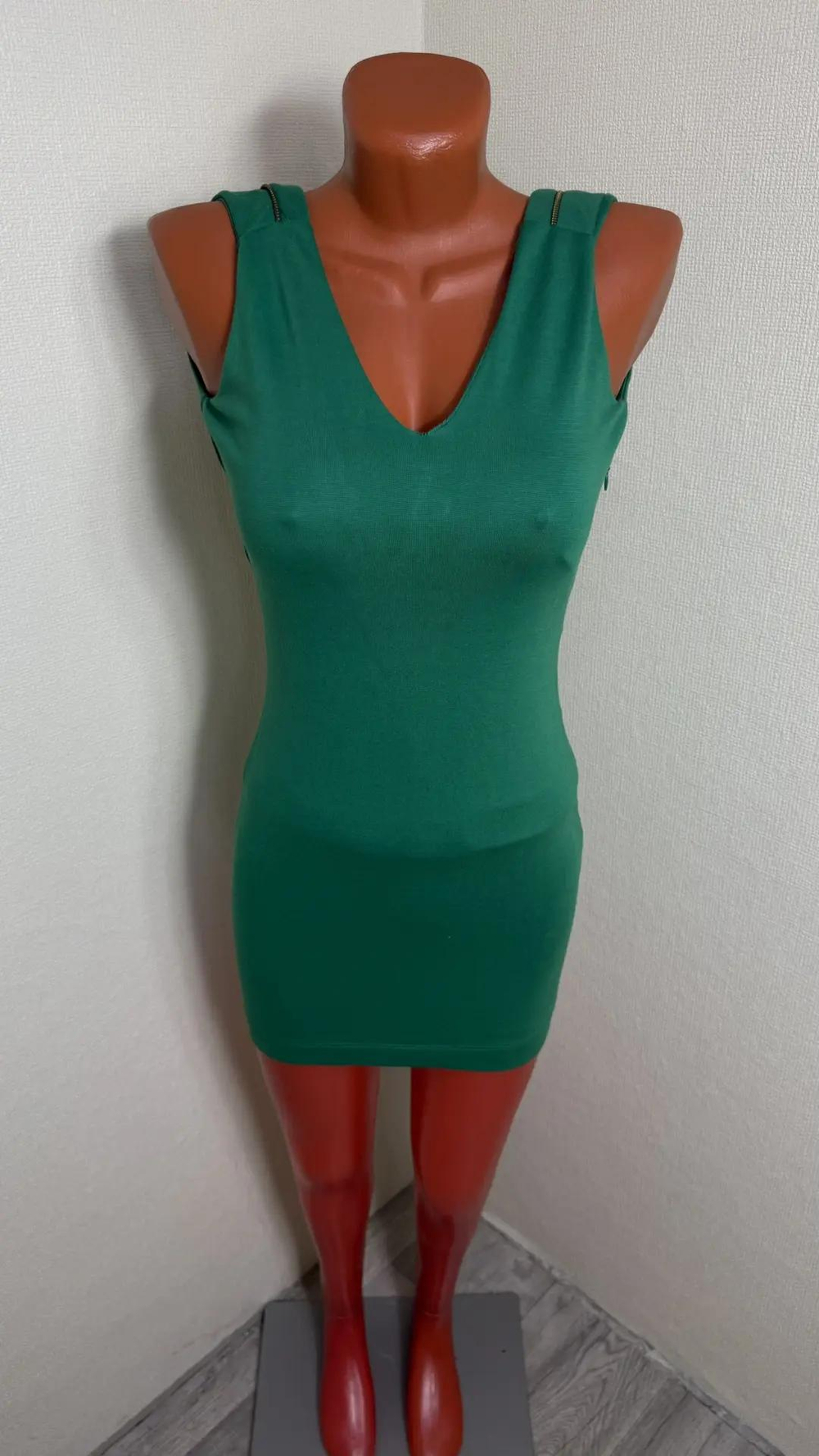 Женское платье Zara, зеленое, трикотажное, с молниями, размер 38 