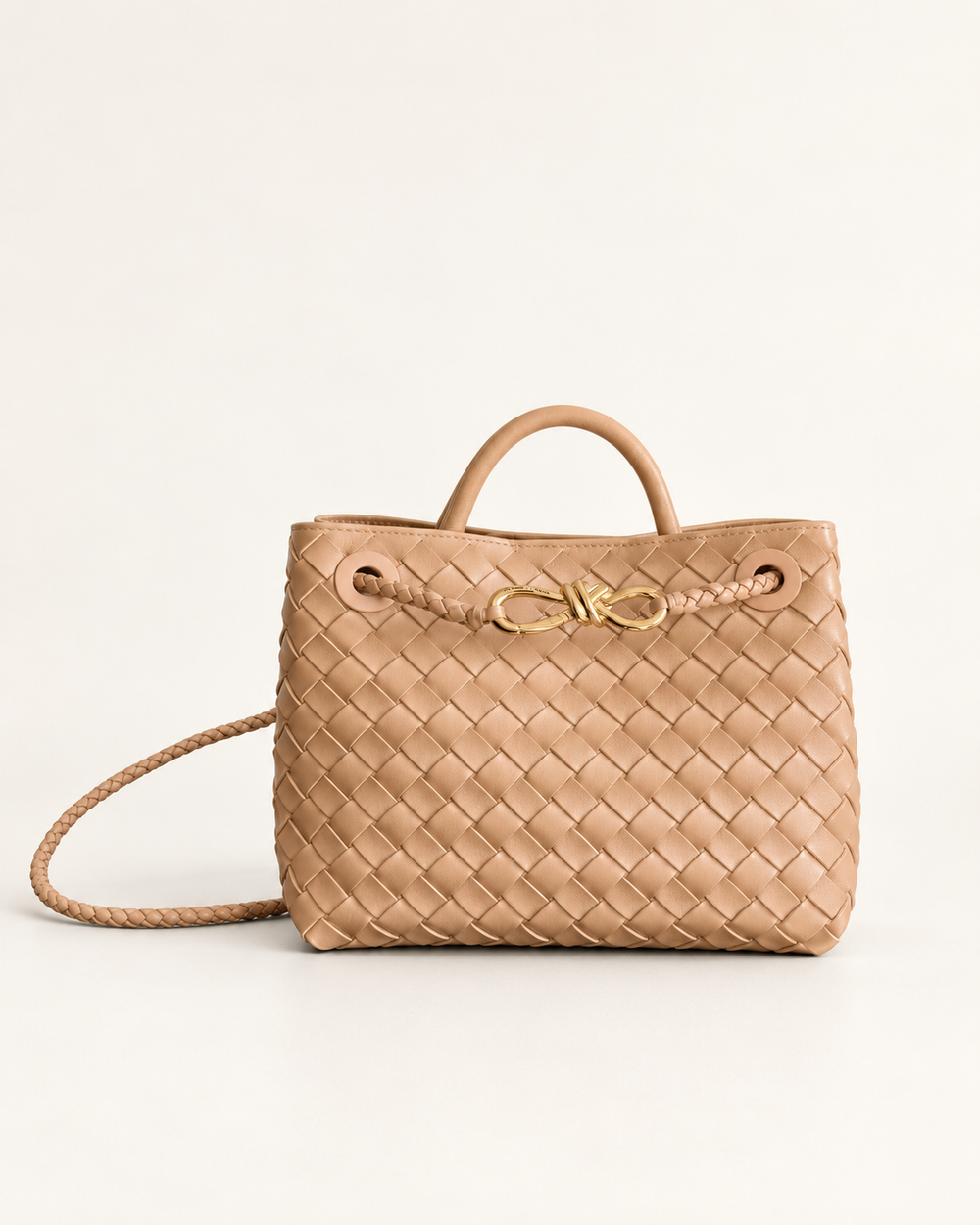 Bottega Veneta Andiamo Small, бежевая, основной ракурс