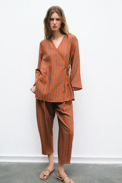 КАРДИГАН В ПОЛОСКУ НА ЗАПÁХЕ — ZARA