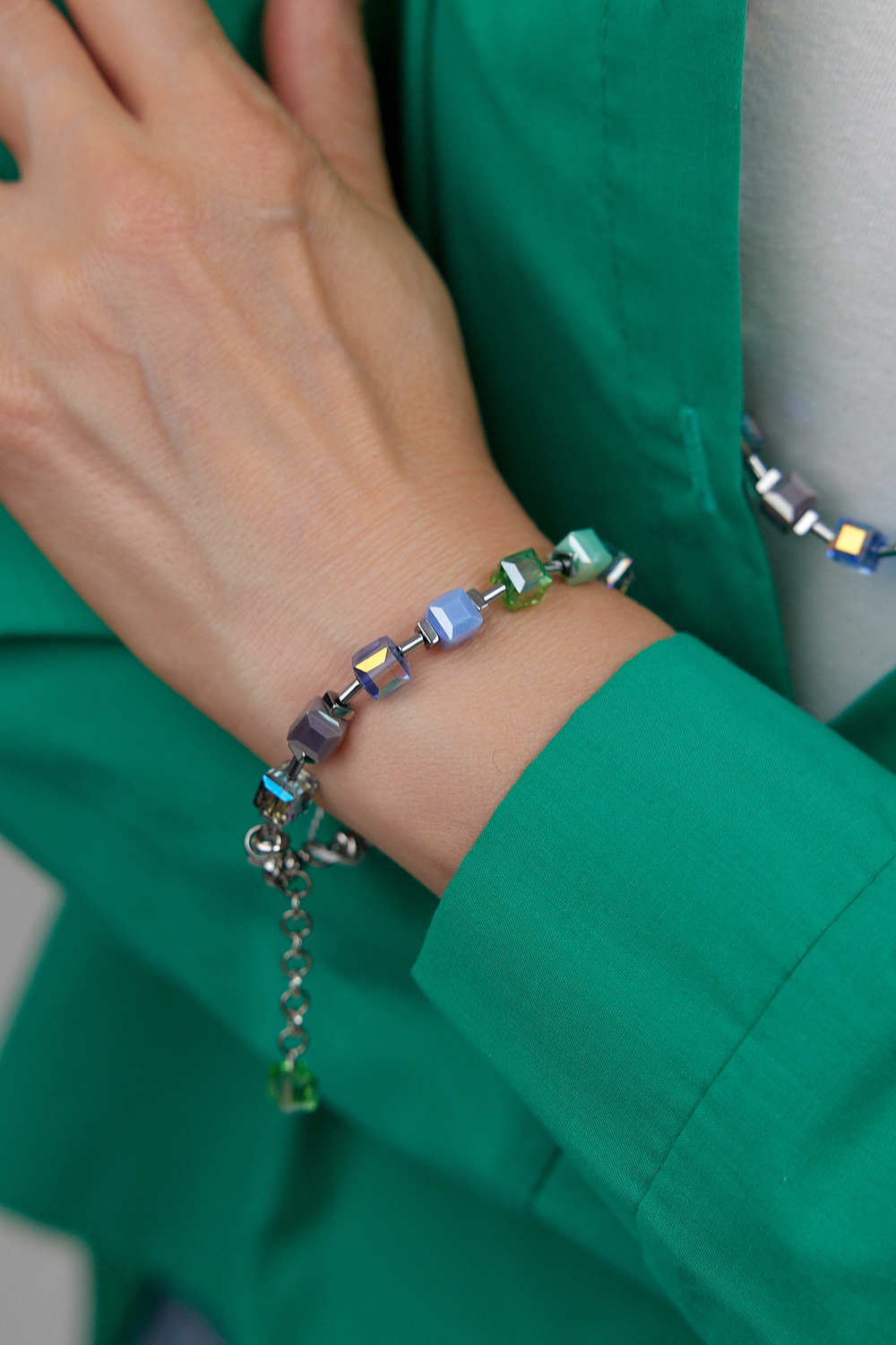 Браслет из микса кубиков Swarovski и гематита, оттенок серебро