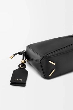 Loewe Сумка-мини Puzzle Featherlight из овечьей кожи наппа, черный