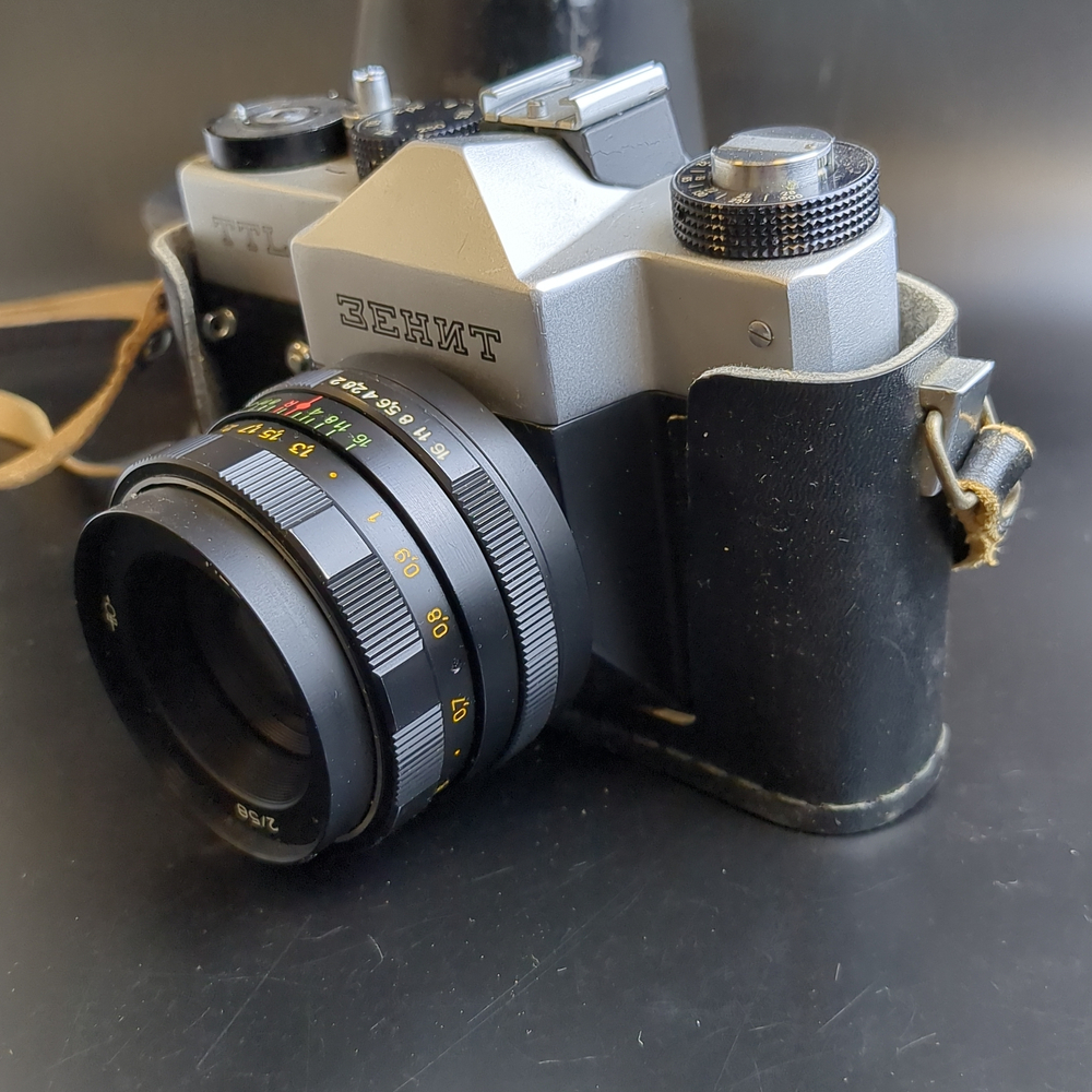 №10 Фотоаппарат плёночный "Зенит-TTL" c объективом "Гелиос-44М" , металл, пластик, стекло, искусственная кожа, Красногорский механический завод (КМЗ), СССР, 1977-1985 гг.