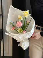 Букет из нарциссов, диантусов, гиацинта, окиспеталума и веток прунуса доступен к заказу с 3.05.2026