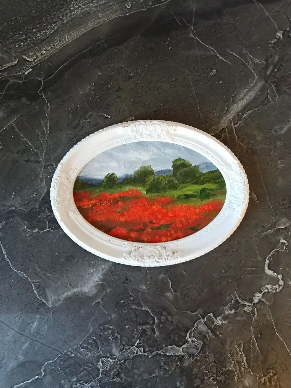 Картина в овальной рамке