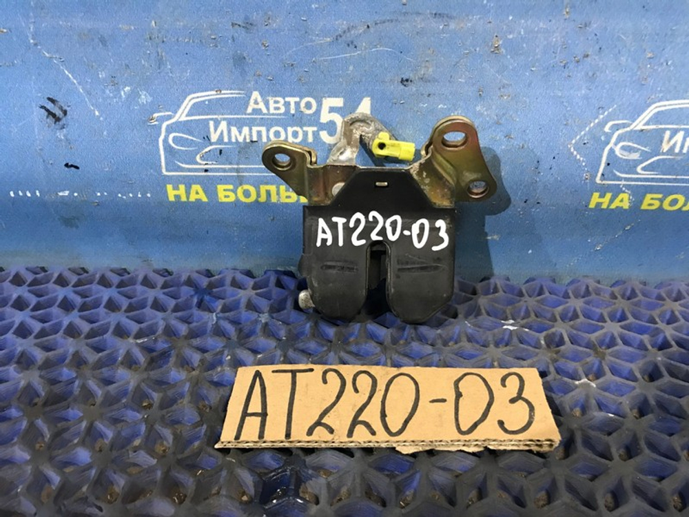 Замок багажника TOYOTA AVENSIS 1999