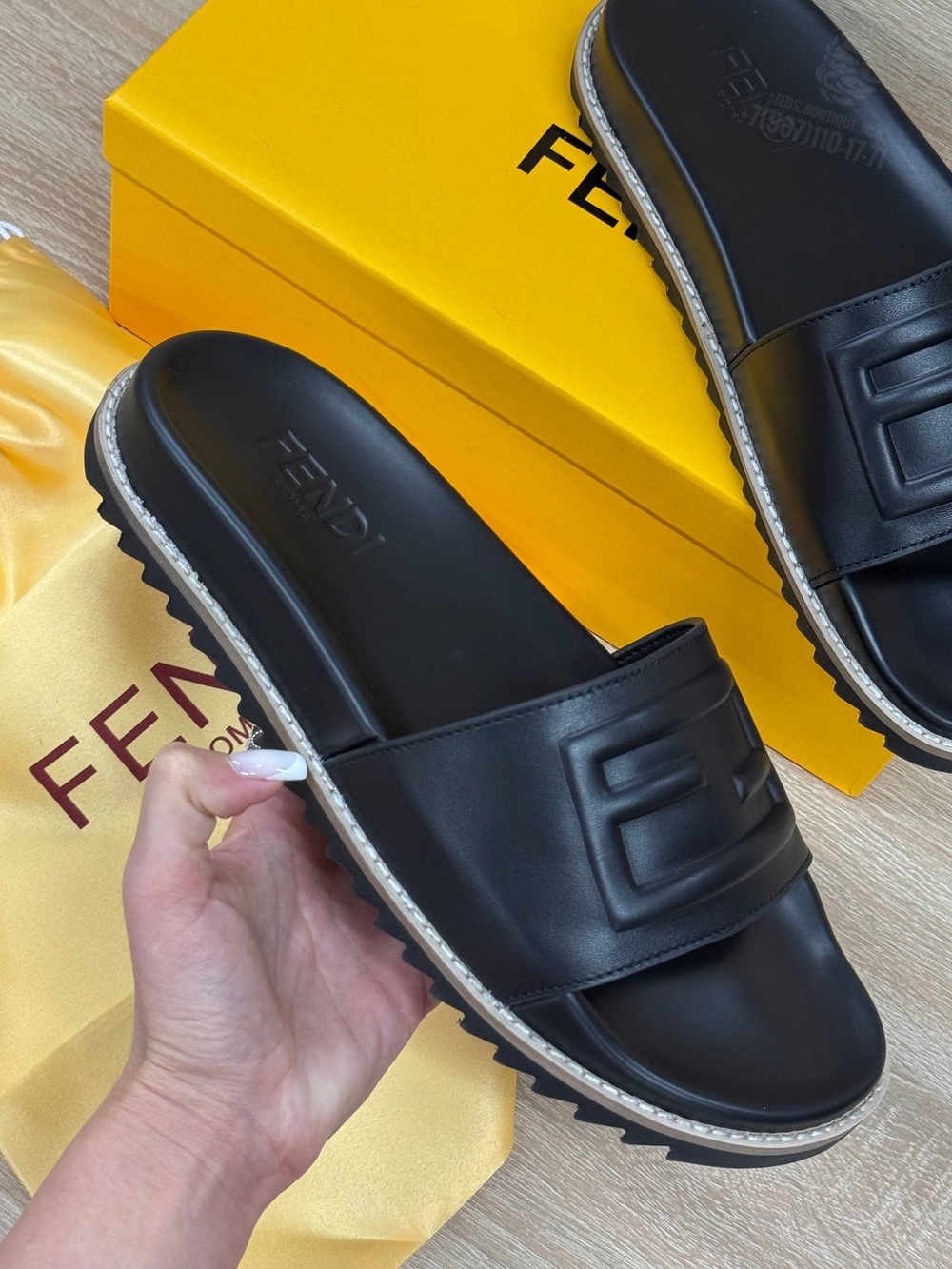 Шлепанцы/Тапочки Fendi