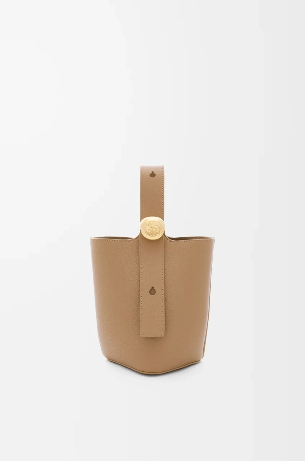 Loewe Мини-сумка-ведро Pebble из мягкой зернистой телячьей кожи, светло-коричневый